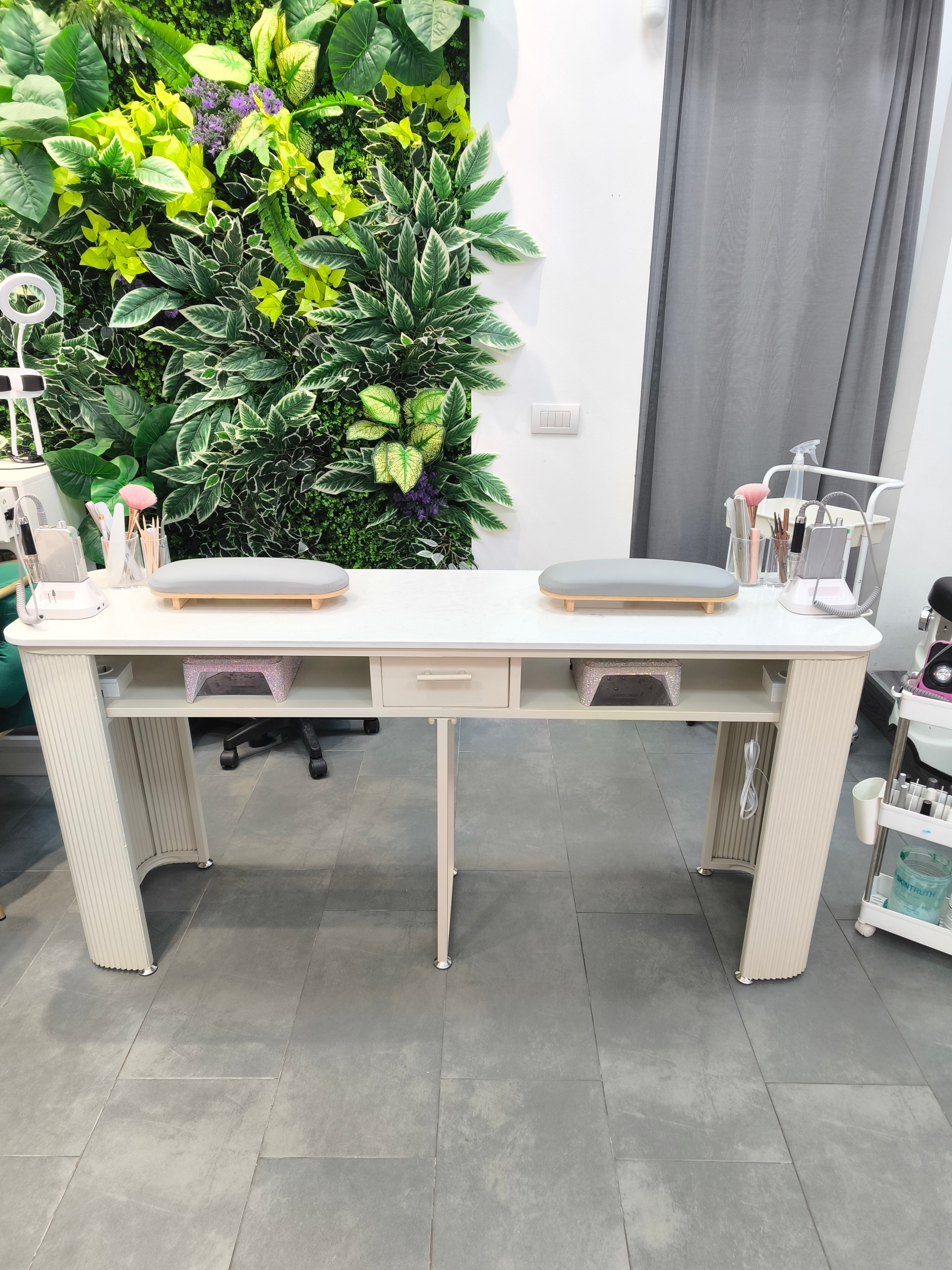 Tavolo per manicure di design|Piano in marmo × Gambe in ferro a strisce|Postazione professionale per salone di bellezza