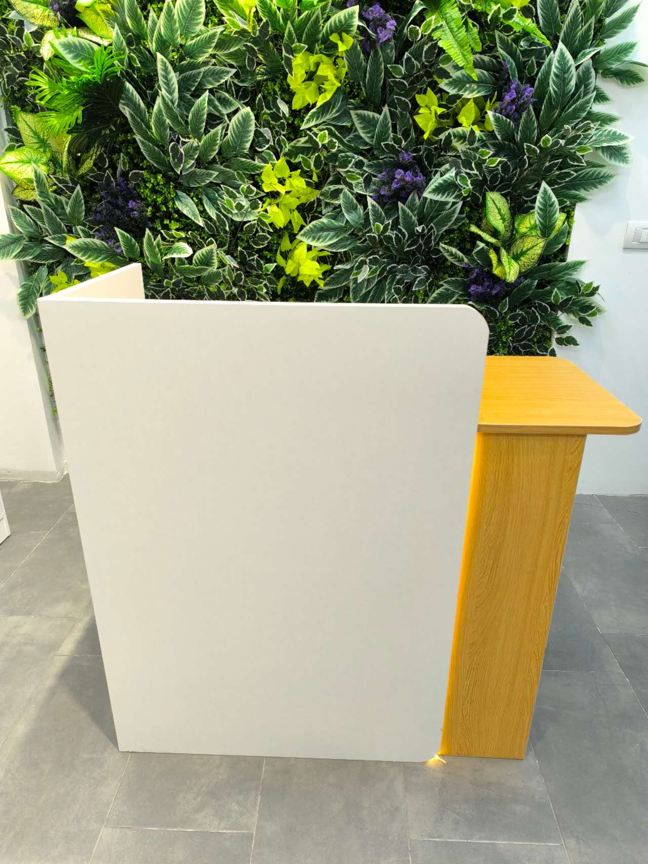 Bancone cassa piccolo e moderno Dotato di luci LED Cassetti con serratura per garantire la sicurezza degli oggetti di valore Ideale per negozi centri estetici e parrucchieri.Color bianco 95*45*100/140