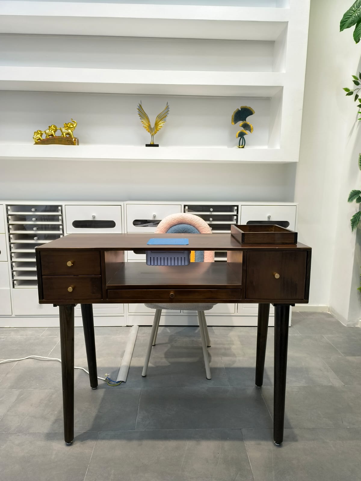 Tavolo per Manicure in Legno massello Noce con Aspiratore Integrato 100*78*40– Eleganza e Funzionalità.
