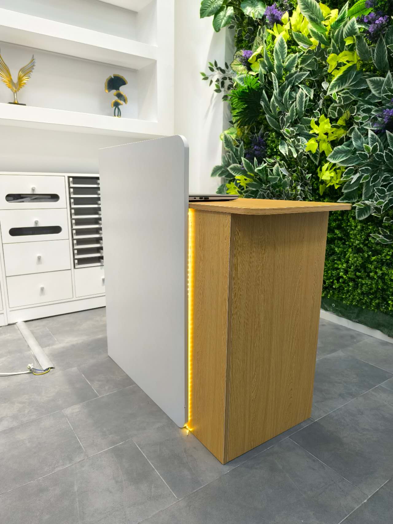 Bancone cassa piccolo e moderno Dotato di luci LED Cassetti con serratura per garantire la sicurezza degli oggetti di valore Ideale per negozi, centri estetici e parrucchieri.Color bianco 95*45*100/140