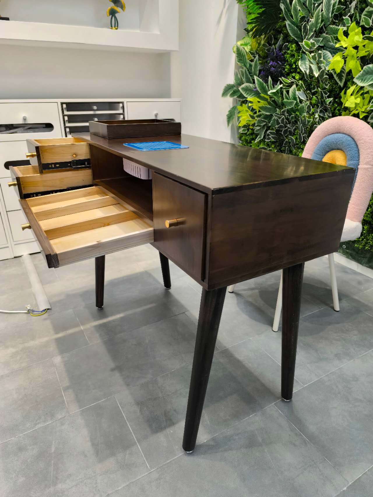 Tavolo per Manicure in Legno massello Noce con Aspiratore Integrato 100*78*40– Eleganza e Funzionalità.
