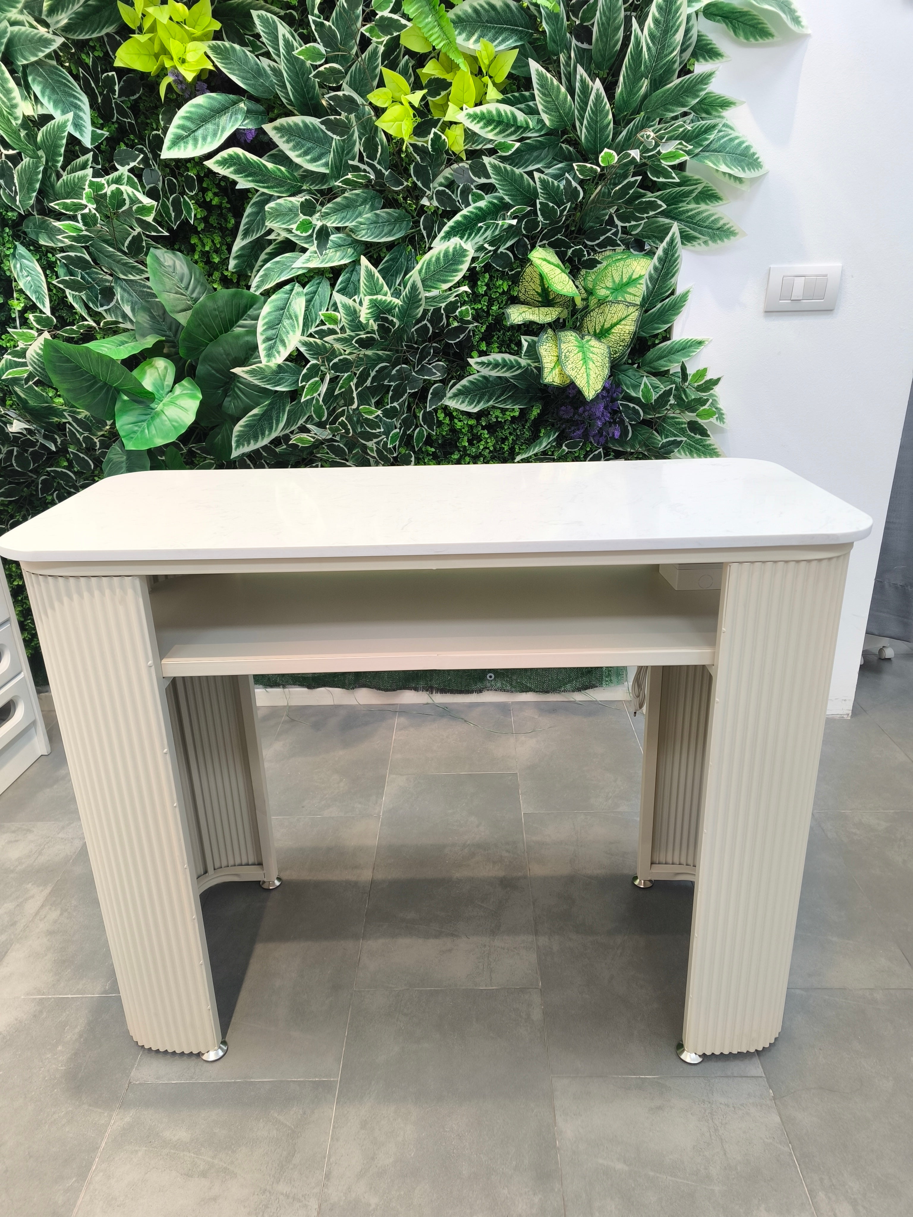 Tavolo per manicure di design｜Piano effetto marmo × Gambe in ferro a strisce｜Postazione professionale per salone di bellezza