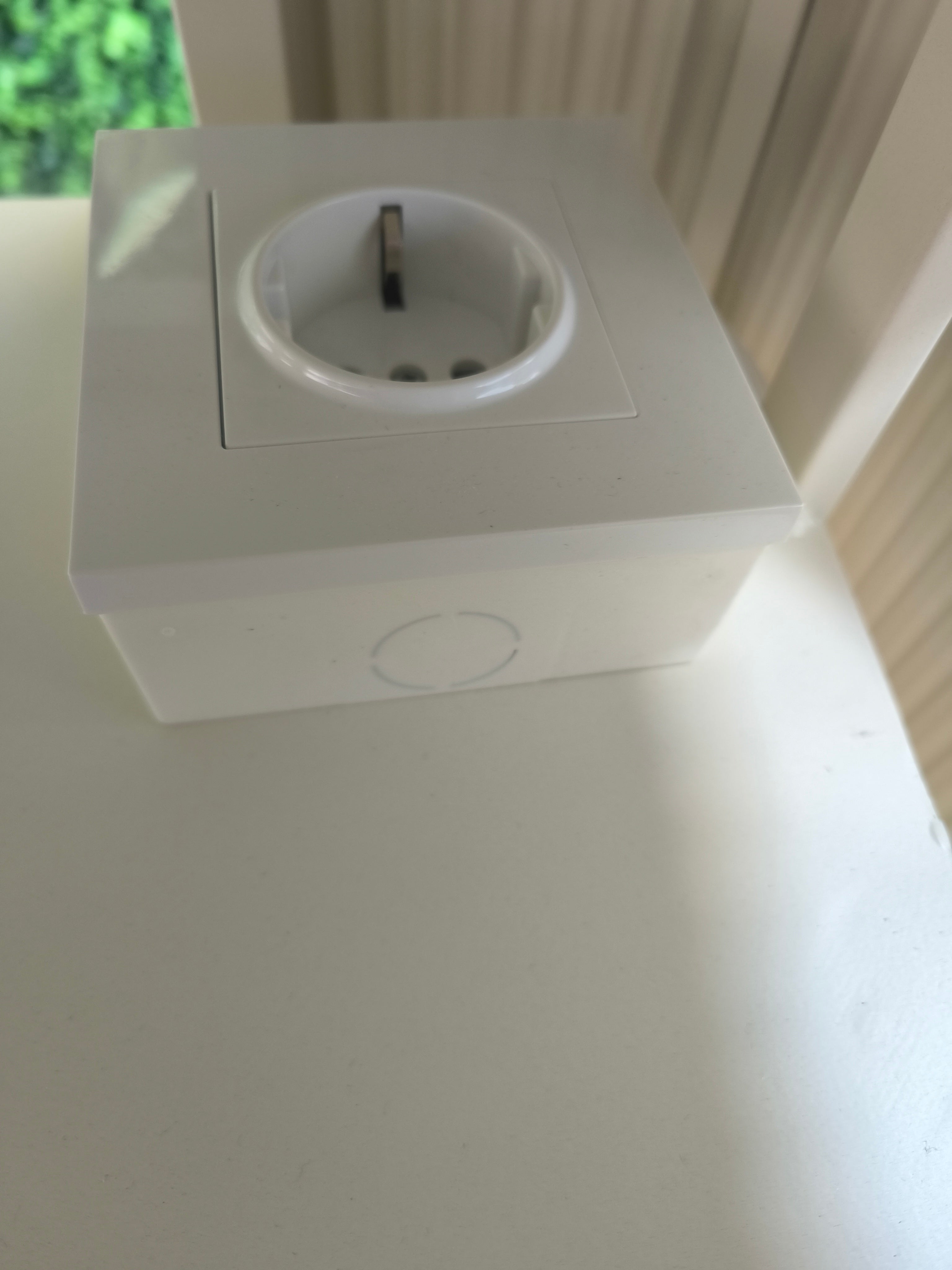 Tavolo per manicure di design｜Piano effetto marmo × Gambe in ferro a strisce｜Postazione professionale per salone di bellezza