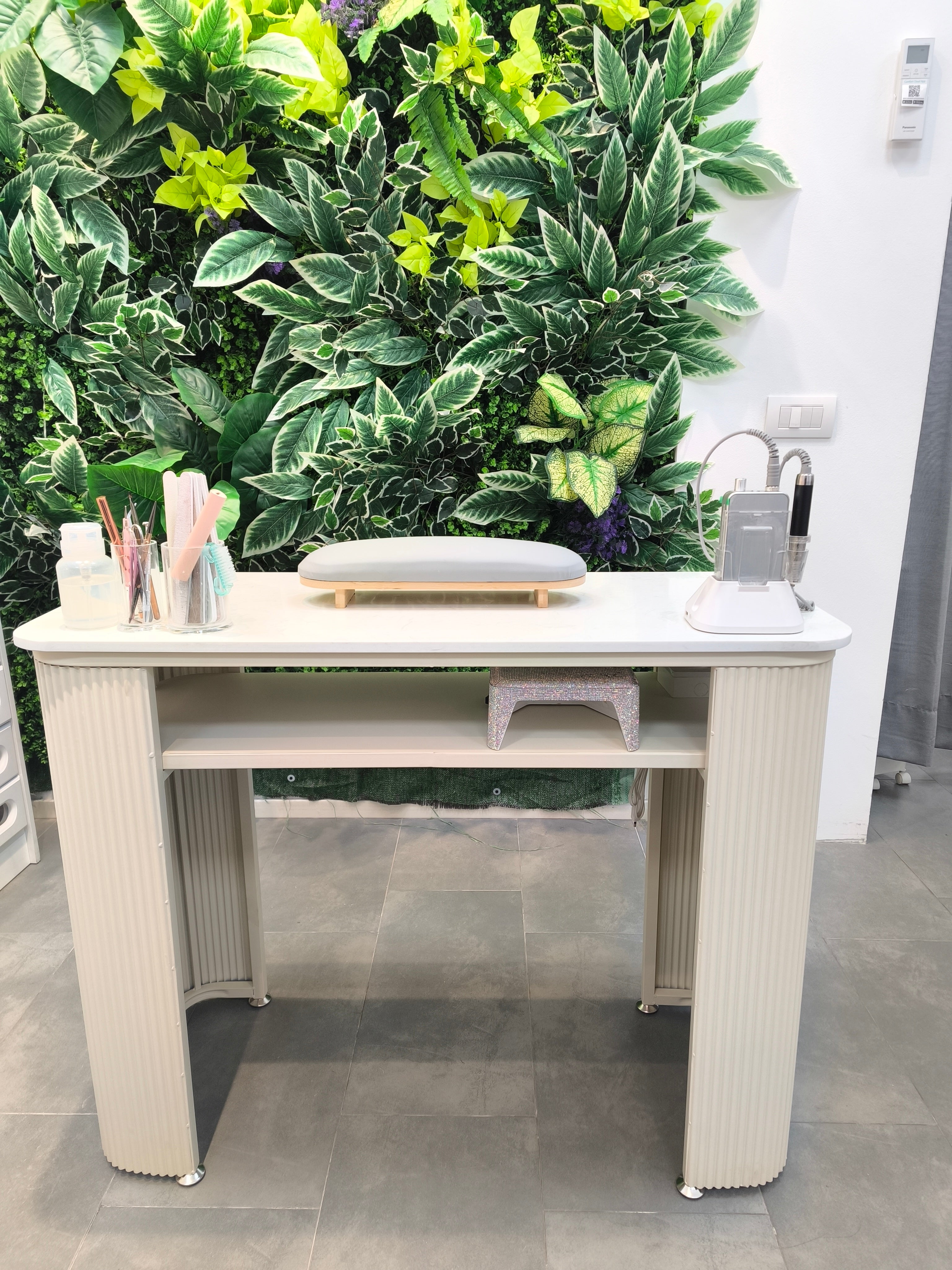 Tavolo per manicure di design｜Piano effetto marmo × Gambe in ferro a strisce｜Postazione professionale per salone di bellezza