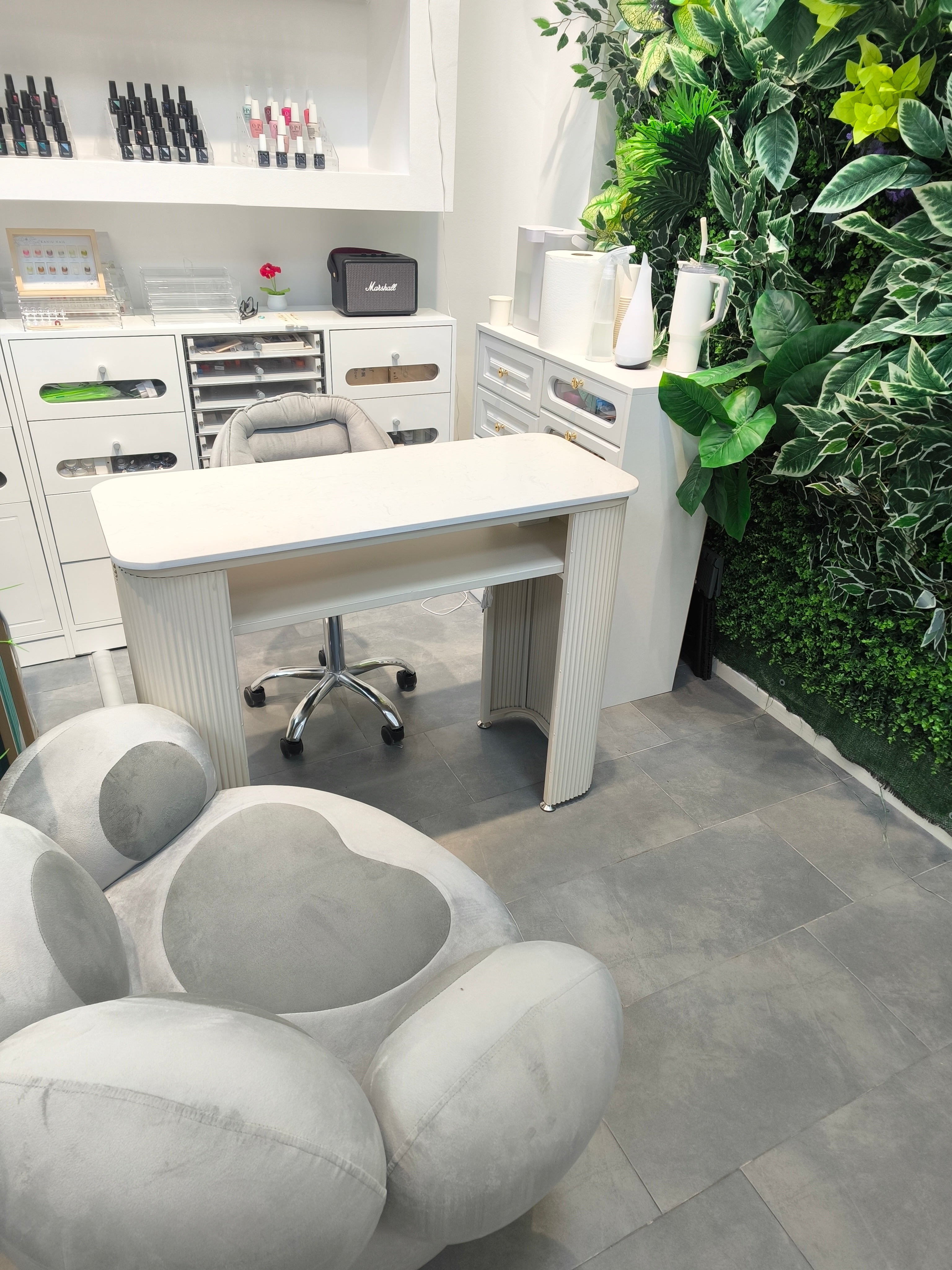 Tavolo per manicure di design｜Piano effetto marmo × Gambe in ferro a strisce｜Postazione professionale per salone di bellezza