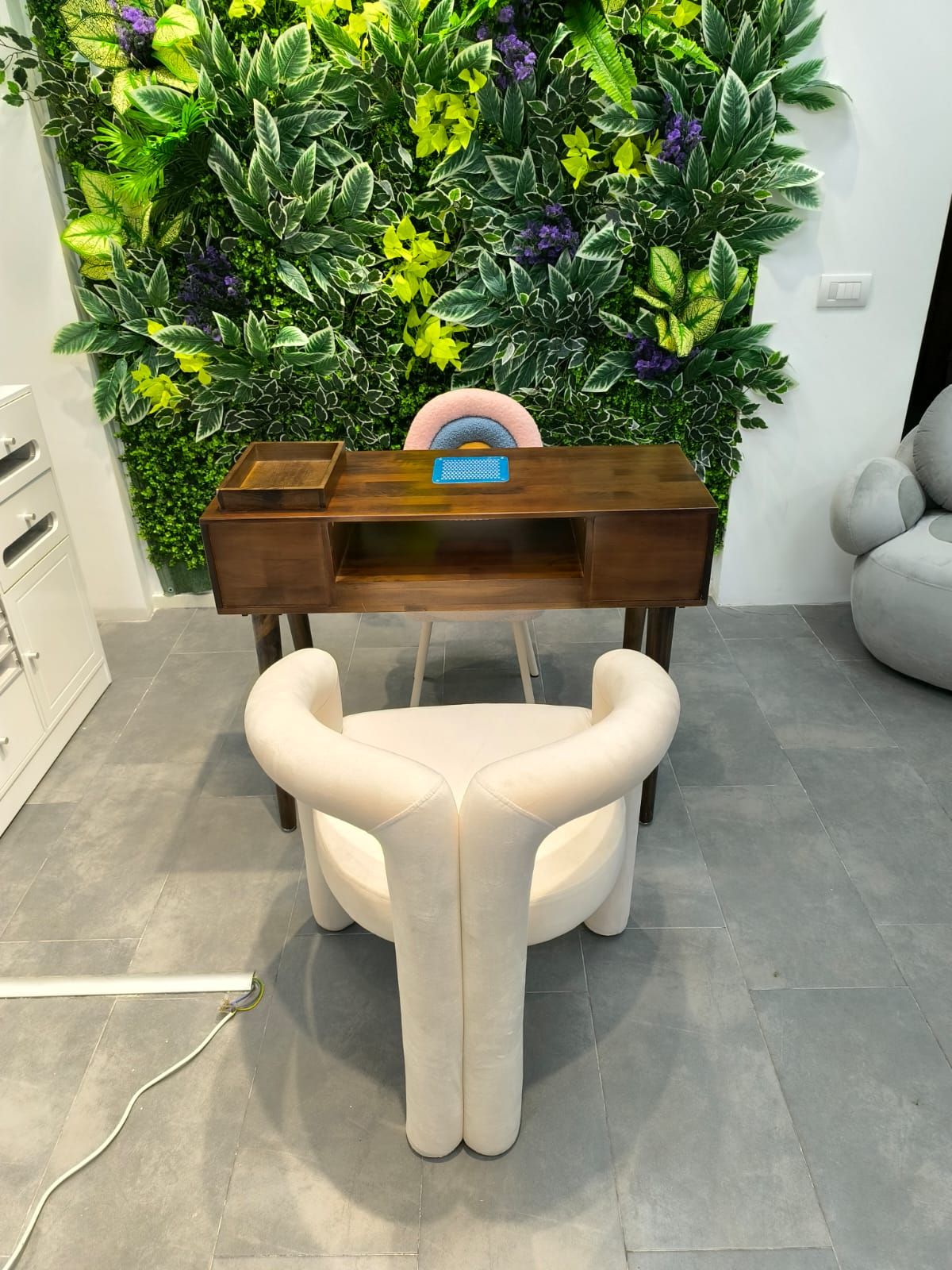 Tavolo per Manicure in Legno massello Noce con Aspiratore Integrato 100*78*40– Eleganza e Funzionalità.