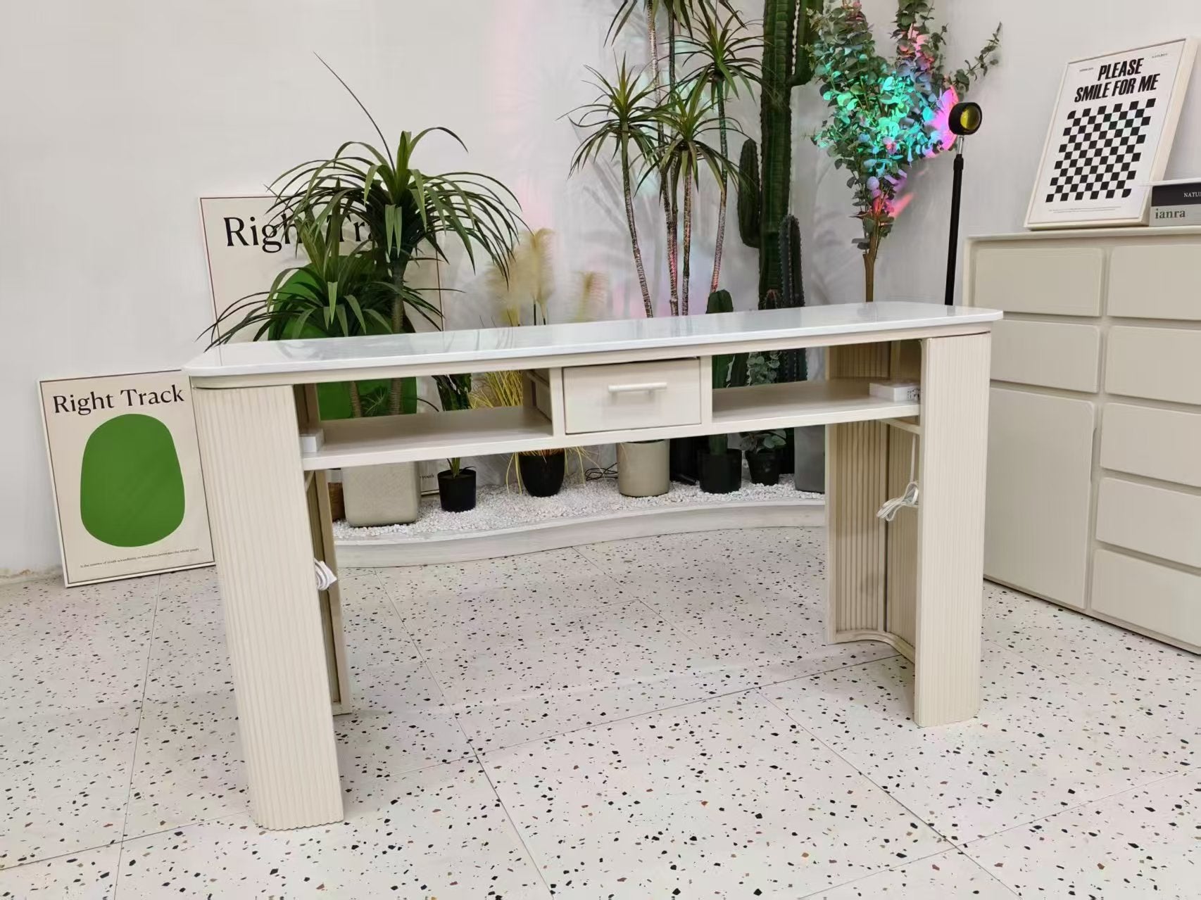 Tavolo per manicure di design｜Piano effetto marmo × Gambe in ferro a strisce｜Postazione professionale per salone di bellezza